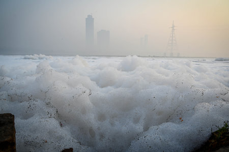 NEW DELHI INDIA NOVEMBER 5 2024 A view of the Yamuna River covered in toxic foam from untreated industrial and domestic waste at Kalindi Kunj on November 5 2024 in New Delhi India Photo by Sanchit Khanna Hindustan Timesのeditorial素材
