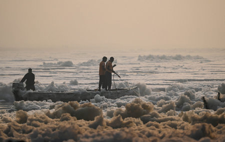 NEW DELHI INDIA NOVEMBER 5 2024 Workers from the district Administration spraying chemicals to dissolve the toxic foam over Yamuna River at Kalindi Kunj on November 5 2024 in New Delhi India Photo by Sanchit Khanna Hindustan Timesのeditorial素材
