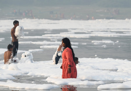 NOIDA INDIA NOVEMBER 5 2024 Devotees perform Puja in the polluted Yamuna River on the first day of Chhath Puja on November 5 2024 in Noida India The four day festival of Chhath Puja began with the traditional Nahai Khay ceremony on Tuesday in various partのeditorial素材