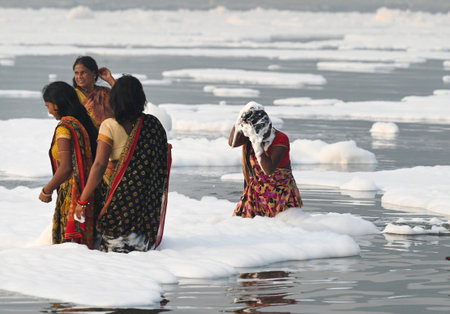 NOIDA INDIA NOVEMBER 5 2024 Devotees perform Puja in the polluted Yamuna River on the first day of Chhath Puja on November 5 2024 in Noida India The four day festival of Chhath Puja began with the traditional Nahai Khay ceremony on Tuesday in various partのeditorial素材
