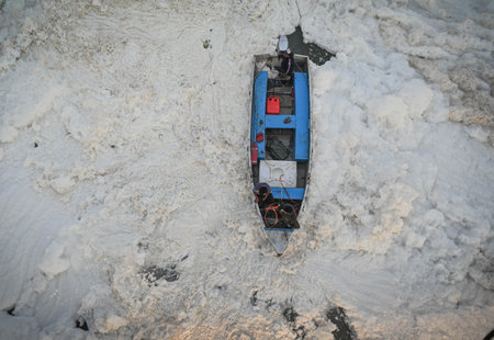 NEW DELHI INDIA NOVEMBER 5 2024 Workers from the district Administration spraying chemicals to dissolve the toxic foam over Yamuna River at Kalindi Kunj on November 5 2024 in New Delhi India Photo by Sanchit Khanna Hindustan Timesのeditorial素材