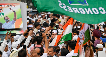 NEW DELHI INDIA NOVEMBER 8 2024 Delhi Pradesh Congress Committee President Devender Yadav along with congress suppoters during the flag off the month long Delhi Pradesh Congress Commitee Nyay Yatra from Rajghat on November 8 2024 in New Delhi India Photo のeditorial素材