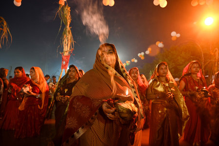 GURUGRAM INDIA NOVEMBER 8 2024 Hindu devotees offer prayers and performing rituals to the God Sun during rising to mark Chhath Puja Festival at Sheetla Mata Mandir parking site sector 5 road in Gurugram India on Friday 08 November 2024 Photo by Parveen Kuのeditorial素材