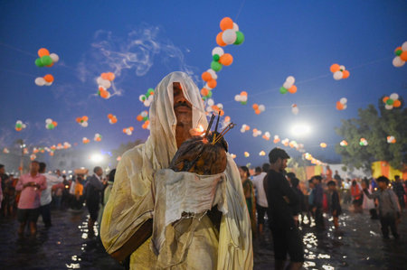 GURUGRAM INDIA NOVEMBER 8 2024 Hindu devotees offer prayers and performing rituals to the God Sun during rising to mark Chhath Puja Festival at Sheetla Mata Mandir parking site sector 5 road in Gurugram India on Friday 08 November 2024 Photo by Parveen Kuのeditorial素材