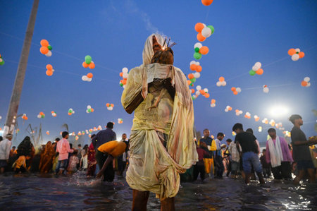 GURUGRAM INDIA NOVEMBER 8 2024 Hindu devotees offer prayers and performing rituals to the God Sun during rising to mark Chhath Puja Festival at Sheetla Mata Mandir parking site sector 5 road in Gurugram India on Friday 08 November 2024 Photo by Parveen Kuのeditorial素材