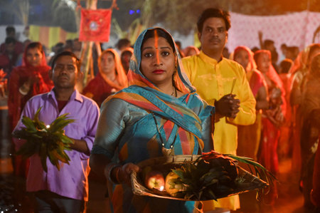 GURUGRAM INDIA NOVEMBER 8 2024 Hindu devotees offer prayers and performing rituals to the God Sun during rising to mark Chhath Puja Festival at Sheetla Mata Mandir parking site sector 5 road in Gurugram India on Friday 08 November 2024 Photo by Parveen Kuのeditorial素材