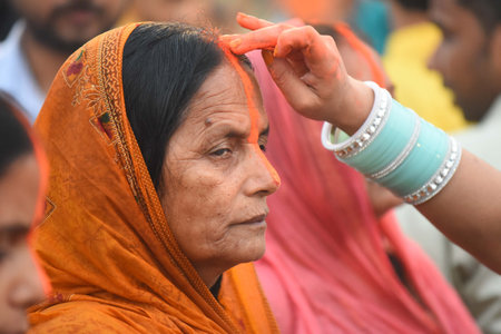 GURUGRAM INDIA NOVEMBER 8 2024 Hindu devotees offer prayers and performing rituals to the God Sun during rising to mark Chhath Puja Festival at Sheetla Mata Mandir parking site sector 5 road in Gurugram India on Friday 08 November 2024 Photo by Parveen Kuのeditorial素材