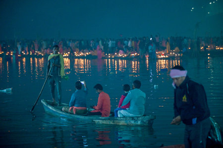NOIDA INDIA NOVEMBER 8 2024 Devotees performing the rituals of offering Arghya to the rising sun in the Yamuna River on the fourth and last day of Chhath Puja A festival dedicated to Lord Surya Chhath Puja is celebrated with rich rituals over four days Roのeditorial素材