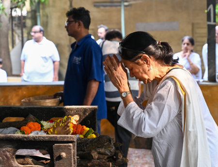 MUMBAI INDIA NOVEMBER 9 2024 ArunaNarayan daughter of Pandit Ram Narayan paid tribute to her father the legendary sarangi player who passed away at the age of 96 in his residence in Bandra on November 9 2024 in Mumbai India Legendary sarangi player Panditのeditorial素材