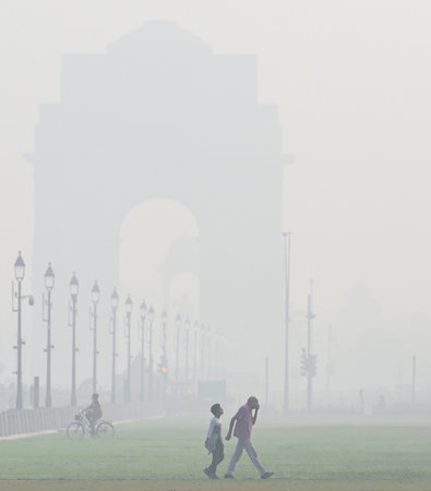 NEW DELHI INDIA NOVEMBER 10 2024 A layer of smog seen engulfed in the early hours of the morning at Kartavya Path on November 10 2024 in New Delhi India The India Meteorological Department IMD has forecast that Delhi and NCR are likely to experience smog のeditorial素材