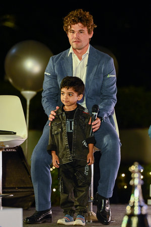 KOLKATA INDIA NOVEMBER 12 2024 Five time world chess champion Magnus Carlsen along with Youngest FIDE ranked chess player three year old Anish Sarkar during inauguration of 6th TATA Steel Chess India tournament at Taj Bengal on November 12 2024 in Kolkataのeditorial素材