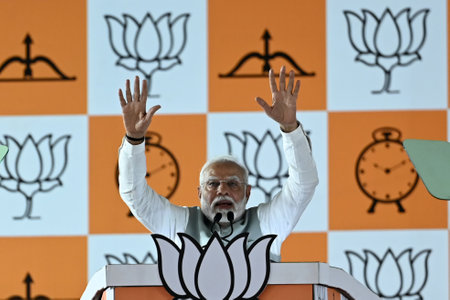 NAVI MUMBAI, INDIA - NOVEMBER 14: PM Narendra Modi during Mahayuti election campaign rally for Maharashtra Assembly polls at Kharghar on November 14, 2024 in Navi Mumbai, India.  (Photo by Bachchan Kumar/Hindustan Times)のeditorial素材