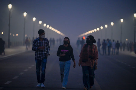 NEW DELHI, INDIA - NOVEMBER 18: A view of Smog seen engulfed due to increase in pollution levels at kartavya path  on November 18, 2024 in New Delhi, India.  (Photo by Raj K Raj/Hindustan Times)のeditorial素材