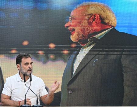 NEW DELHI INDIA NOVEMBER 21 2024 Leader of Opposition in Lok Sabha Rahul Gandhi and congress leader Jairam Ramesh addressing media persons during the Special Congress Party briefing at AICC HQ on November 21 2024 in New Delhi India Photo by Sonu Mehta Hinのeditorial素材