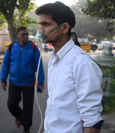 NEW DELHI INDIA NOVEMBER 27 2024 Environmental activist wearing oxygen mask during demostration against rising air pollution and demanding Right to Breathe at roundabout near Parliament on November 27 2024 in New Delhi India Photo by Sonu Mehta Hindustan のeditorial素材