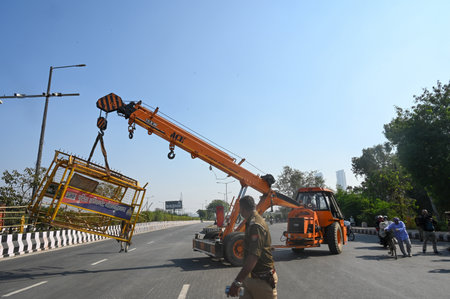 NOIDA INDIA DECEMBER 2 2024 To stop the farmers from going to Delhi Noida Police put up barricades at Rashtriya Dalit Smarak road on December 2 2024 in Noida India Led by the Samyukt Kisan Morcha Farmers from Uttar Pradesh staged a large protest at the Noのeditorial素材