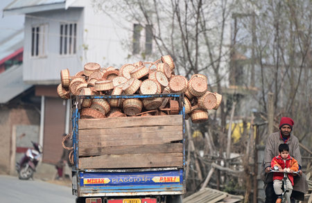 SRINAGAR INDIA DECEMBER 2 2024 Auto rickshaw carries wooden basket at a village on December 2 2024 in Ganderbal district some 20 Kilometres from Srinagar India Wicker is used for making baskets furniture and fire pots Photo by Waseem Andrabi Hindustan Timのeditorial素材