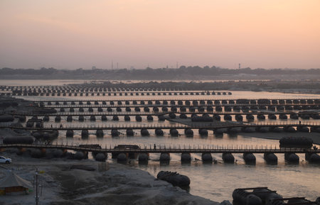 PRAYAGRAJ INDIA DECEMBER 10 2024 Floating pontoon bridges are all set across the river Ganges for devotees ahead of the upcoming Maha Kumbh festival on December 10 2024 in Prayagraj India Photo by Deepak Gupta Hindustan Timesのeditorial素材