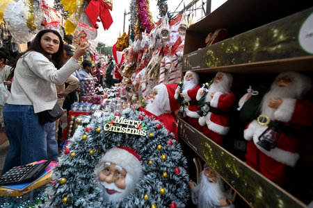NEW DELHI INDIA DECEMBER 22 2024 People at INA market for Christmas Festival shopping on December 22 2024 in New Delhi India Photo by Salman Ali Hindustan Timesのeditorial素材