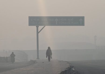 NEW DELHI INDIA DECEMBER 22 2024 Commuters brave the early morning winter fog in Dwarka on December 22 2024 in New Delhi India Delhi NCR experienced a foggy morning on Sunday with the minimum temperature recorded at 7 3 degrees Celcius two notches below tのeditorial素材