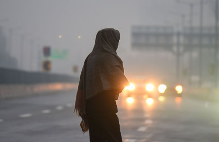 GURUGRAM INDIA DECEMBER 23 2024 Commuters are seen amid light rain of winter at Gurugram-Sohna road near Rajiv chowk on December 23 2024 in Gurugram India Photo by Parveen Kumar Hindustan Timesのeditorial素材