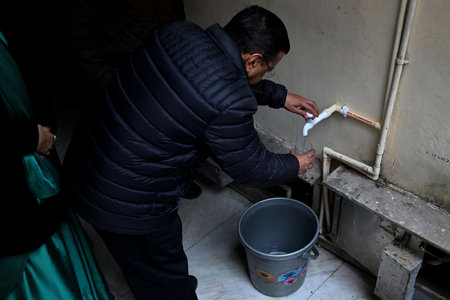 NEW DELHI INDIA DECEMBER 24 2024 AAP convenor Arvind Kejriwal Delhi Chief Minister Atishi launches 24 hours water supply at Pandav Nagar Rajendra Nagar assembly ahead of Delhi assembly election on December 24 2024 in New Delhi India Photo by Salman Ali Hiのeditorial素材