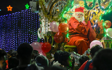 KOLKATA INDIA DECEMBER 24 2024 A man dressed as Santa Claus distributes Candy during Christmas Carnival at Park Street on December 24 2024 in Kolkata India Photo by Samir Jana Hindustan Timesのeditorial素材