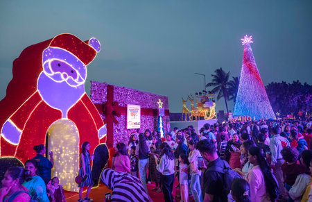 MUMBAI INDIA DECEMBER 24 2024 Mumbaikars enjoy evening christmas decorations and instilments during the christmas at Cartar Road Bandra in Mumbai India on Tuesday December 24 2024 Photo by Satish Bate Hindustan Timesのeditorial素材