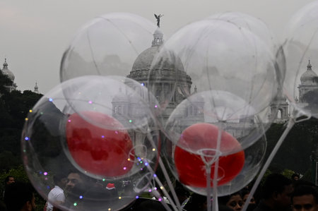 KOLKATA, INDIA - DECEMBER 25: Large number of people gathered in front of Victoria Memorial Hall on Christmas Day, on December 25, 2024 in Kolkata, India. (Photo by Samir Jana/Hindustan Times )のeditorial素材