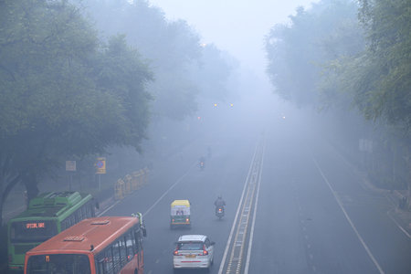 NEW DELHI, INDIA - DECEMBER 25: Heavy fog and pollution seen at Tilak Marg on December 25, 2024 in New Delhi, India. A cold wave has hit India, leaving several states grappling with extreme cold conditions as temperatures drop to freezing levels. (Photo bのeditorial素材