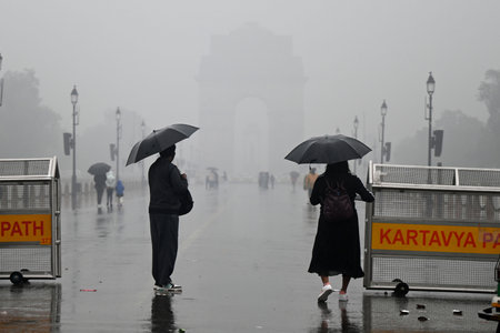 NEW DELHI, INDIA - DECEMBER 27: A view of foggy weather during rainfall on a cold morning, at India Gate, on December 27, 2024 in New Delhi, India. Delhi and nearby areas received moderate to heavy rain on Friday, leading to a drop in temperatures. The Inのeditorial素材