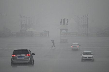 NEW DELHI, INDIA - DECEMBER 27: A view of foggy weather during rainfall on a cold morning, at Vijay Chowk Central Secretariat, on December 27, 2024 in New Delhi, India. Delhi and nearby areas received moderate to heavy rain on Friday, leading to a drop inのeditorial素材