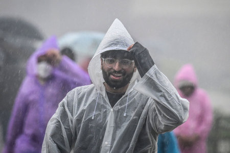 NEW DELHI, INDIA - DECEMBER 27: Tourists seen during heavy rainfall at Lotus Temple near Kalkaji, on December 27, 2024 in New Delhi, India. Delhi and nearby areas received moderate to heavy rain on Friday, leading to a drop in temperatures. The India Meteのeditorial素材