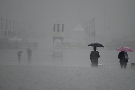 NEW DELHI, INDIA - DECEMBER 27: A view of foggy weather during rainfall on a cold morning, at Vijay Chowk Central Secretariat, on December 27, 2024 in New Delhi, India. Delhi and nearby areas received moderate to heavy rain on Friday, leading to a drop inのeditorial素材