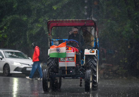 NOIDA, INDIA - DECEMBER 27: Commuters during winter rain in Sector 27, on December 27, 2024 in Noida, India. Delhi and nearby areas received moderate to heavy rain on Friday, leading to a drop in temperatures. The India Meteorological Department (IMD) hasのeditorial素材