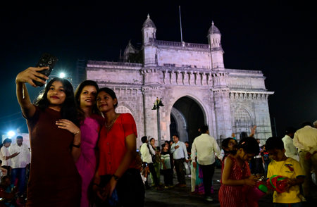 MUMBAI, INDIA - DECEMBER 31: Youngsters get their selfie while celebrating New Year, at Gateway Of India, on December 31, 2024 in Mumbai, India. (Photo by Anshuman Poyrekar/Hindustan Times )のeditorial素材