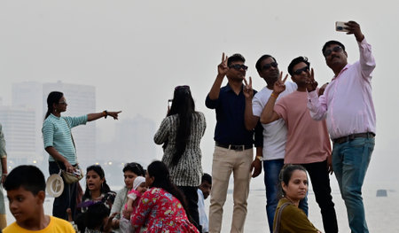 MUMBAI, INDIA - DECEMBER 31: Crowd gather for New Year celebration at Marine Drive, on December 31, 2024 in Mumbai, India. (Photo by Anshuman Poyrekar/Hindustan Times )のeditorial素材
