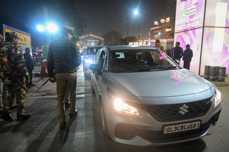 Noida, India- December 31, 2024: Noida Police officials were spotted conducting vehicle checks at Sector 38A on Monday night in preparation for New Yearのeditorial素材