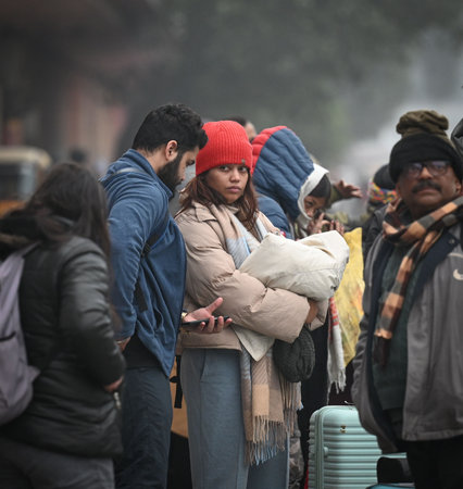 NEW DELHI, INDIA - DECEMBER 29: People seen out on a cold and foggy morning at Kashmiri Gate on December 29, 2024 in New Delhi, India. North India is reeling under cold weather with temperatures plummeting across several states. As per IMD, the minimum teのeditorial素材