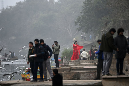 NEW DELHI, INDIA - DECEMBER 29: Yamuna Ghat at Kashmiri Gate emerges as the most iconic picnic spot during sunrise on weekend, as people in large numbers gathered to feed seagull birds,  on December 29, 2024 in New Delhi, India. North India is reeling undのeditorial素材