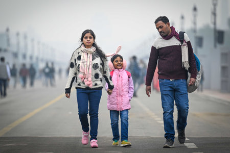 NEW DELHI, INDIA - DECEMBER 29: Commuters seen out on a cold day at India Gate ion December 29, 2024 in New Delhi, India. North India is reeling under cold weather with temperatures plummeting across several states. As per IMD, the minimum temperature in のeditorial素材