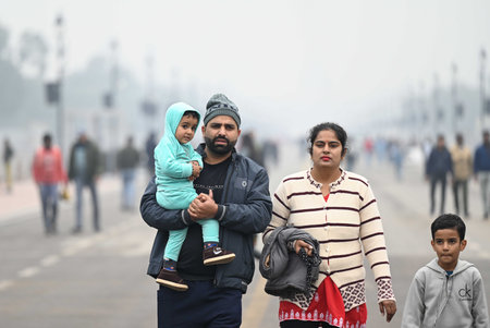 NEW DELHI, INDIA - DECEMBER 29: Commuters seen out on a cold day at India Gate ion December 29, 2024 in New Delhi, India. North India is reeling under cold weather with temperatures plummeting across several states. As per IMD, the minimum temperature in のeditorial素材