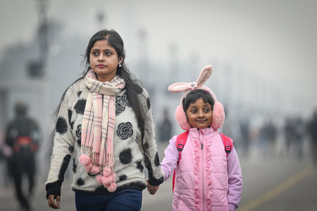 NEW DELHI, INDIA - DECEMBER 29: Commuters seen out on a cold day at India Gate ion December 29, 2024 in New Delhi, India. North India is reeling under cold weather with temperatures plummeting across several states. As per IMD, the minimum temperature in のeditorial素材