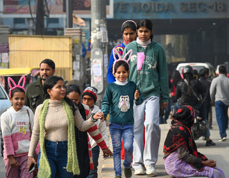 NOIDA, INDIA - DECEMBER 31: Commuters came out wearing warm clothes in Sector 38. Cold wave has been prevailing in Delhi NCR since morning, on December 31, 2024 in Noida, India. (Photo by Sunil Ghosh/Hindustan Times )のeditorial素材