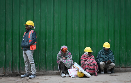 NEW DELHI, INDIA - DECEMBER 31: Construction Workers brave the early morning cold near India Gate, on December 31, 2024 in New Delhi, India. (Photo by Ajay Aggarwal/Hindustan Times )のeditorial素材