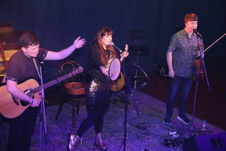 NEW DELHI, INDIA - DECEMBER 13: Irish Singer Aoife Scott and her band members Andy Meaney and Cathalのeditorial素材