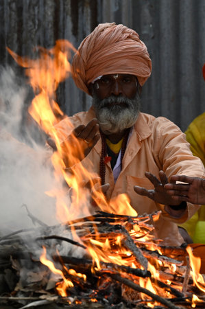 KOLKATA, INDIA - JANUARY 5: Pilgrims warm themselves by fire at Babughat Transit Camp for Gangasagar Mela on January 5, 2025 in Kolkata, India. (Photo by Samir Jana/Hindustan Times )のeditorial素材