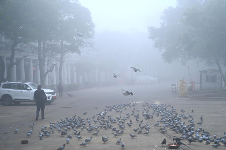 NEW DELHI, INDIA - JANUARY 4: Thick layer of fog covered the Connaught Place on January 4, 2025 in New Delhi, India. A dense blanket of fog once again engulfed national capital Delhi on Saturday morning reducing the visibility to zero in several areas. Thのeditorial素材