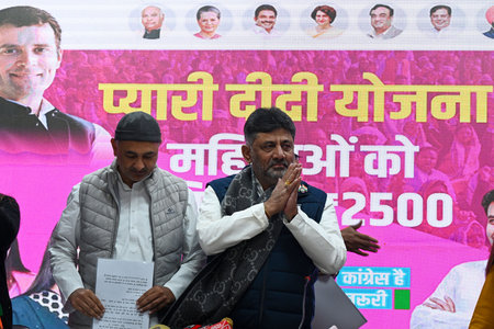 NEW DELHI INDIA JANUARY 6 2025  Deputy CM of Karnataka DK Shiv Kumar with Devender Yadav Congress Delhi President at the launch of Pyari Didi Scheme 2500 month, ahead of Delhi Assembly election, at DPCC on January 6, 2025 in New Delhi, India. (Photo by Saのeditorial素材