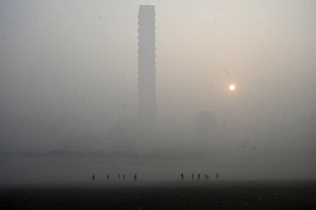KOLKATA INDIA JANUARY 6 2025  Young people playing in dense fog at Kolkata Maidan area on January 6, 2025 in Kolkata, India. (Photo by Samir Jana Hindustan Times)のeditorial素材